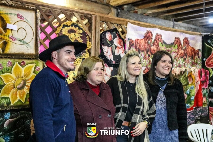 na-noite-desta-sexta-feira-dia-13-aconteceu-a-abertura-da-24-feira-de-artesanato-e-producao-dentro-do-evento-triunfo-em-festa-2023