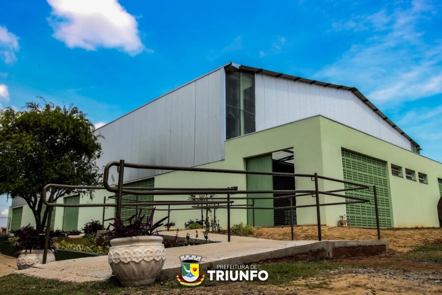 escola-municipal-professor-liberato-salzano-vieira-da-cunha-inaugura-quadra-coberta