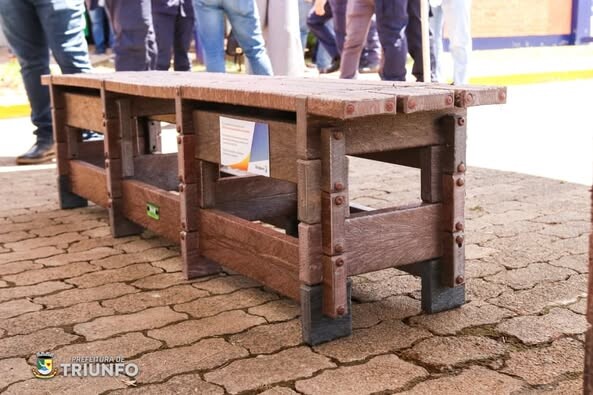 braskem-doa-bancos-e-floreiras-de-madeira-plastica-para-o-municipio