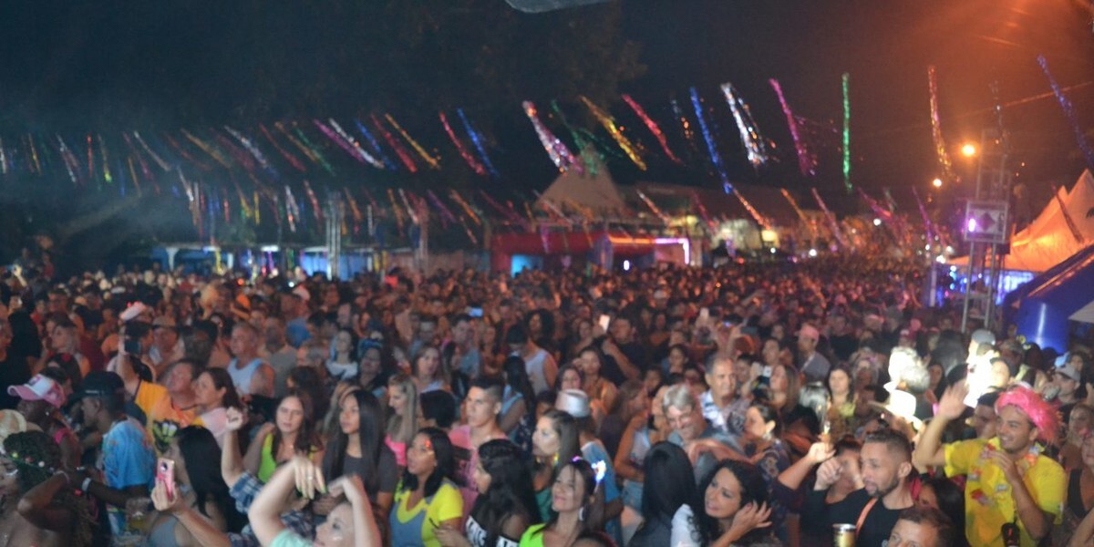primeira-noite-de-carnaval-reuniu-um-grande-publico-no-centro-da-cidade